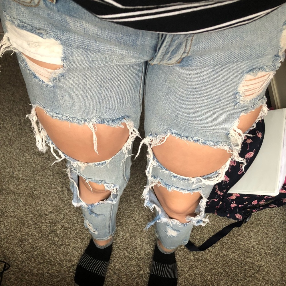 Brandy melville ripped jeans !